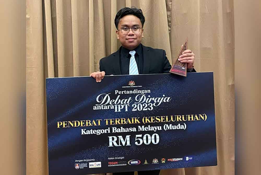 Kemenangan itu menyaksikan Faris Daniel Rizal Zainorizal, 20, membawa pulang hadiah wang tunai berjumlah RM500 dan piala. - Foto: UUM