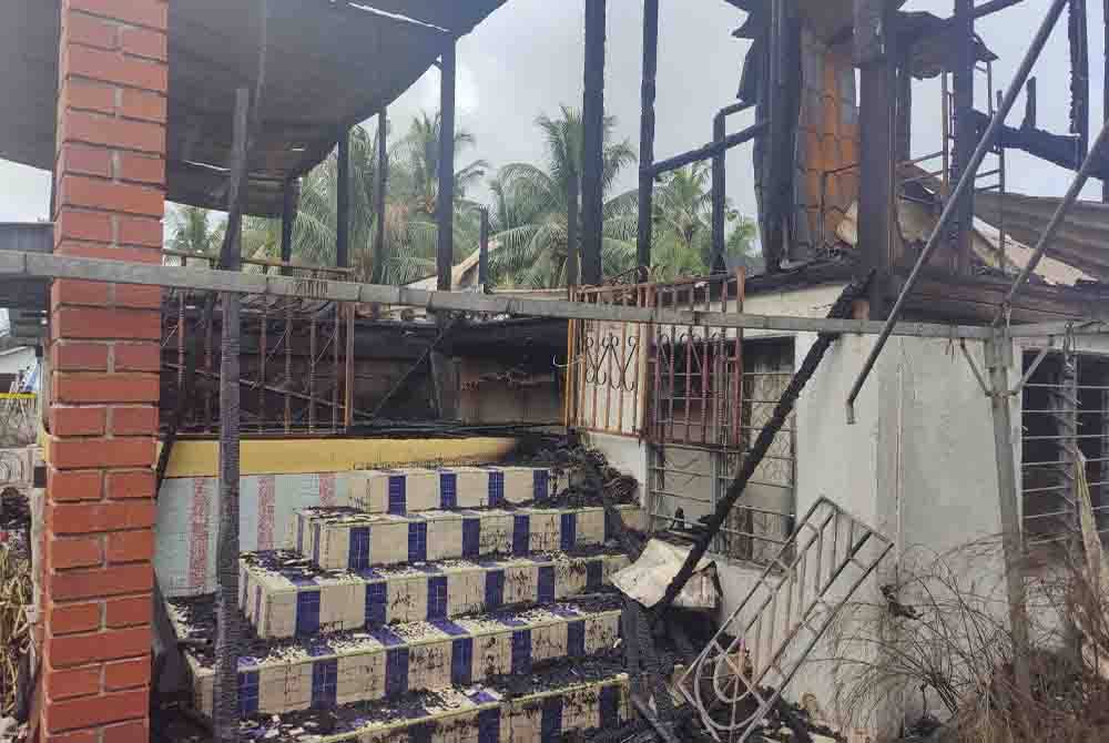 Rumah Martiah di Lorong Intan B Kampung Parit Serong Tanjong Karang musnah dalam kebakaran pada Selasa.