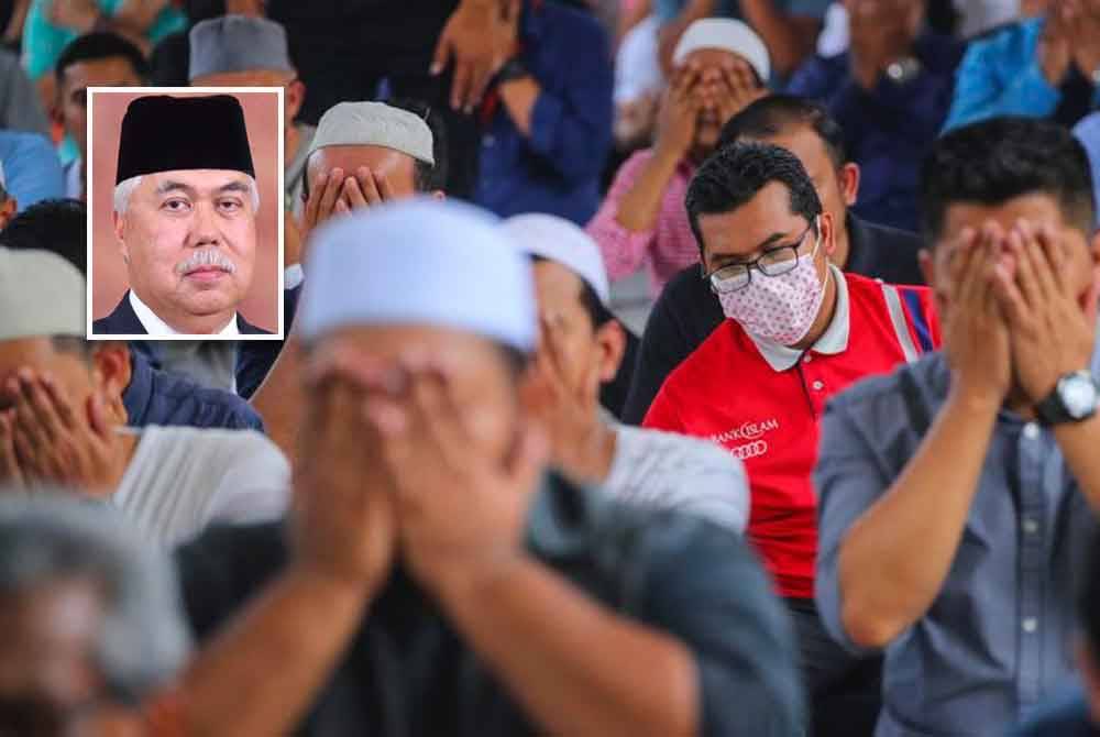 Jemaah masjid di Kelantan digalakkan memakai pelitup muka. - Gambar hiasan. (Gambar kecil: Tengku Mohamad Rizam)