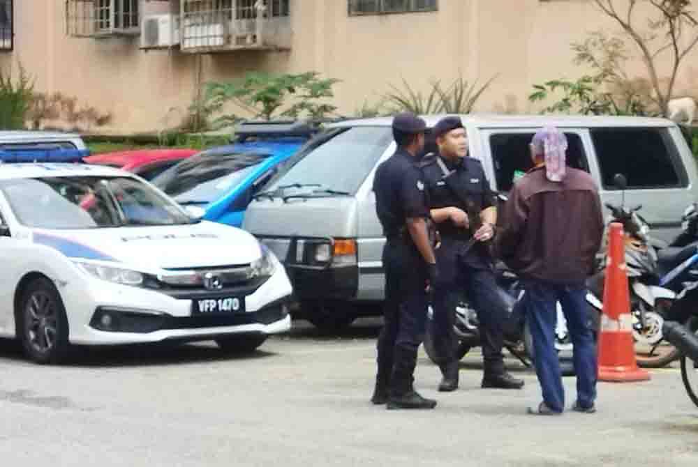 Anggota unit MPV didapati melakukan rondaan di sekitar sekitar blok R, Apartment Idaman, Damansara Damai di sini pada Selasa.