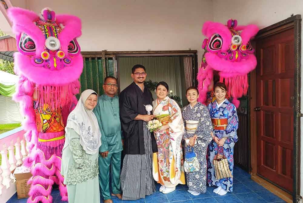 Anita (kiri) bersama suaminya ketika majlis resepsi Hafiz (tiga kiri), Erika (empat kiri) dan keluarga Erika.