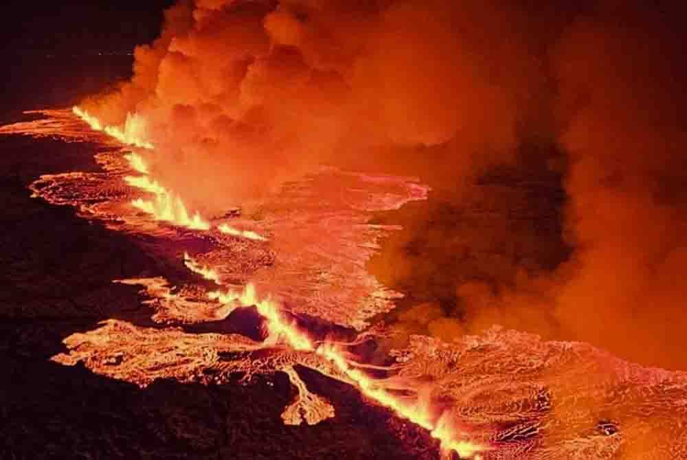 Gunung berapi di barat daya Semenanjung Reykjanes, Iceland terus memuntahkan laharnya pada Selasa. Foto: The Times