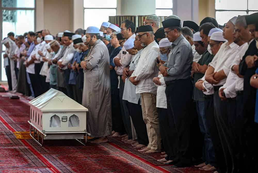 Ahli keluarga dan kenalan terdekat menunaikan solat jenazah untuk peguam terkemuka Allahyarham Datuk Sulaiman Abdullah di Masjid Jamek Sultan Abdul Aziz, Jalan Templer pada Selasa. Foto: Bernama