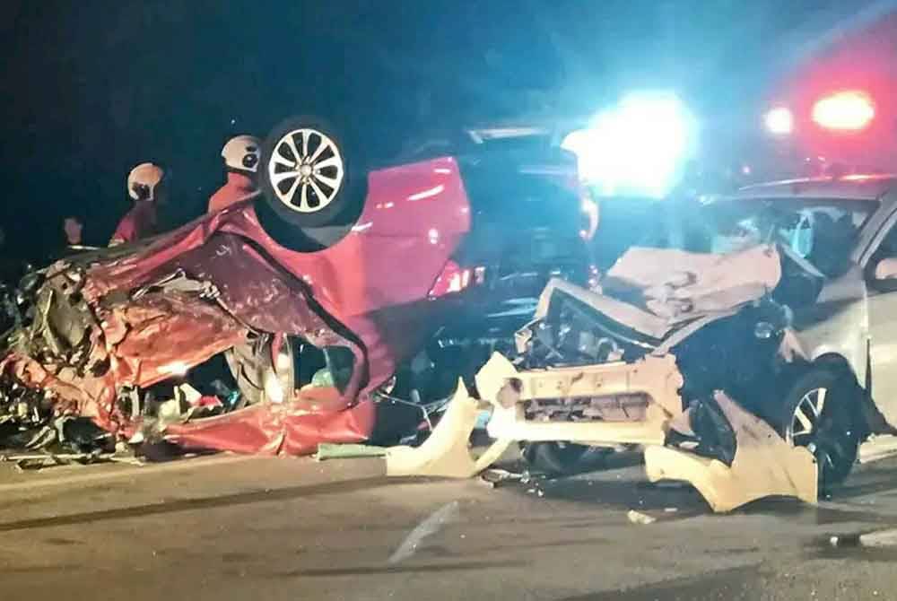 Keadaan Perodua Bezza dan Nissan Almera yang terbabit dalam kemalangan di kilometer 53 Jalan Klang- Teluk Intan pada Ahad.