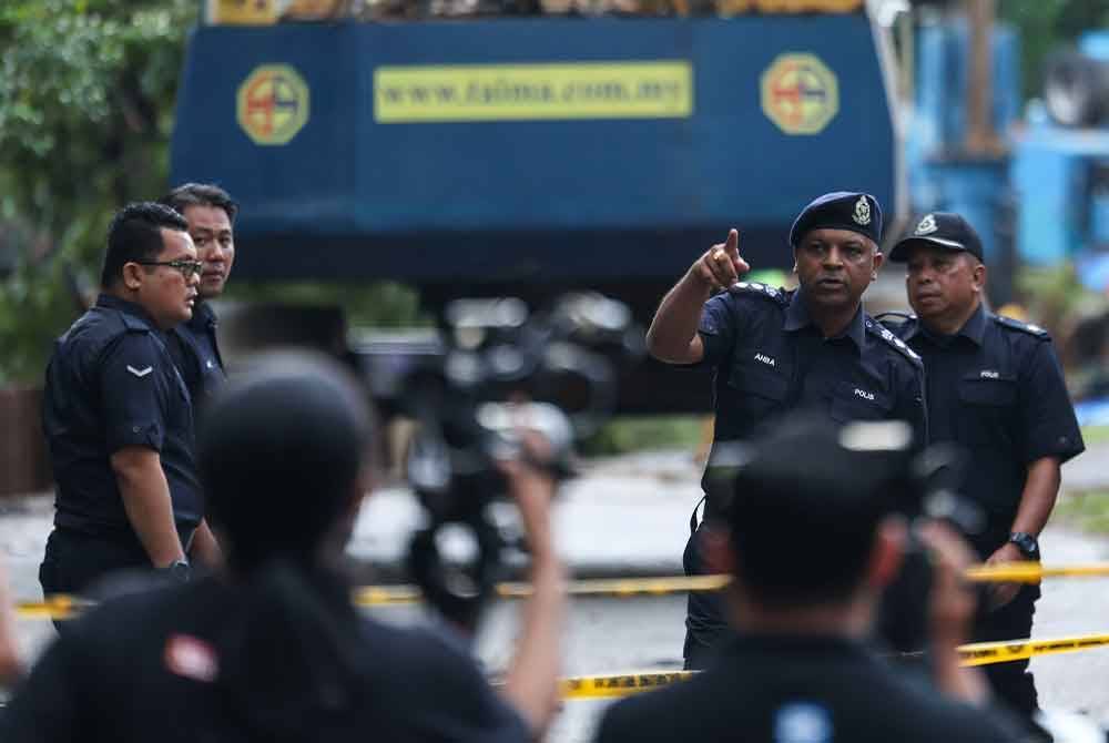 A A Anbalagan (dua dari kanan) di lokasi kejadian tanah runtuh untuk melihat perkembangan kerja-kerja pemasangan cerucuk besi di Jalan Wawasan, Puchong, susulan kejadian tanah runtuh Sabtu lepas. Foto: Bernama