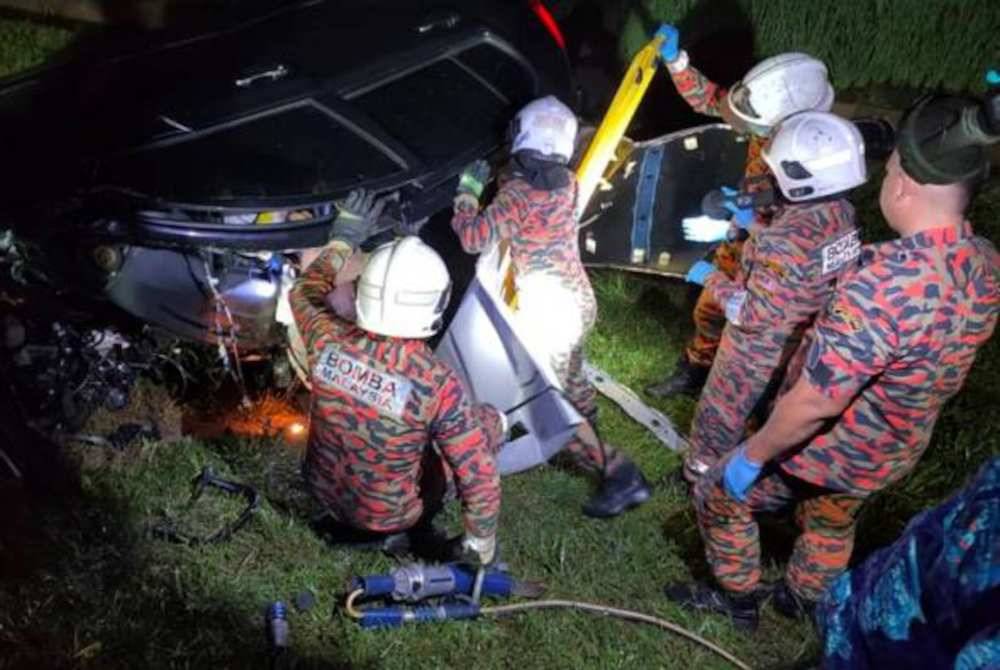 Keadaan kenderaan mangsa yang terlibat dalam nahas di Jalan Permatang Baru. - Foto JBPM