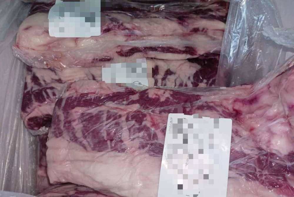 Maqis Selangor merampas daging dan tulang lembu sejuk beku di kargo KLIA, Sepang kerana mengemukakan sijil halal mengelirukan, pada Jumaat lalu.