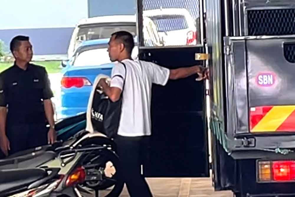 Ilham Utama Sawai Suardi hadir di mahkamah dengan menaiki trak polis.