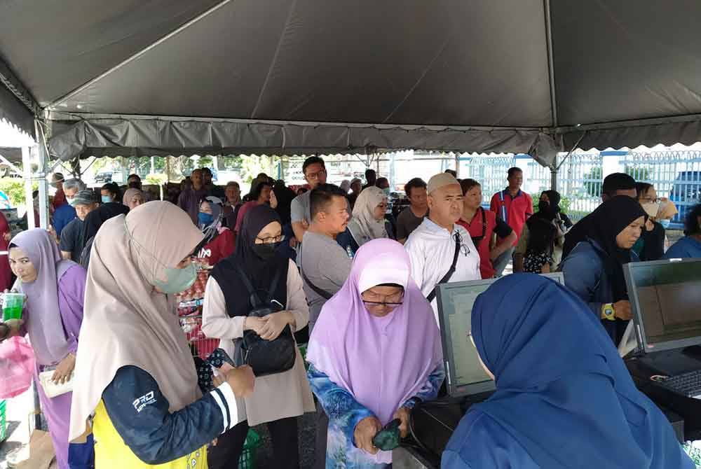 Sebahagian orang ramai yang hadir sedang menunggu giliran membayar barangan keperluan dibeli sempena Program Jualan Rahmah di IPD Manjung pada Rabu.