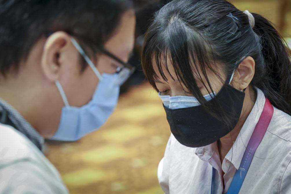 Orang ramai diingatkan agar sentiasa mengamalkan langkah pencegahan termasuk pemakaian pelitup muka di kawasan awam dan tertutup. - Foto Bernama
