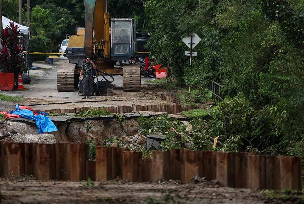 Kerja-kerja pemasangan cerucuk besi dan baik pulih cerun sedang dijalankan di lokasi kejadian tanah runtuh bagi mengawal pergerakan tanah di Jalan Wawasan, Puchong. - Foto Bernama