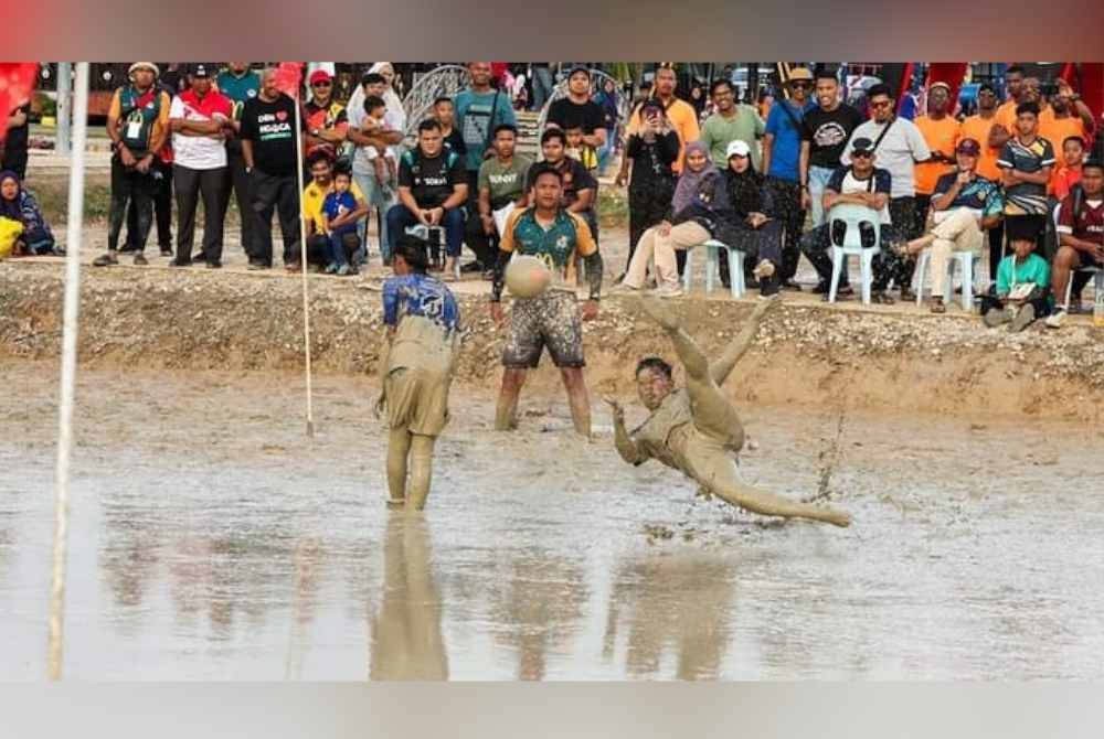 
Aktiviti pesta bola ngoca di Stadium Bola Ngoca, Perkampungan Budaya Teraci meriah. - Foto FB YAB MBNS