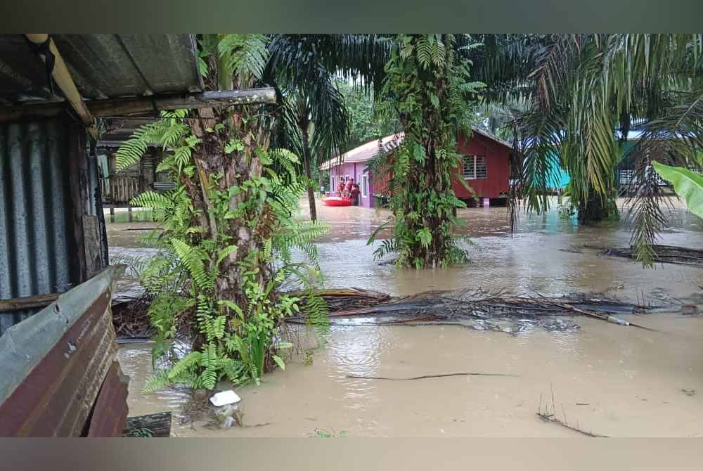 Operasi memindahkan penduduk di Kampung Garinono, Batu 25, Jalan Labuk, Sandakan segera dilakukan oleh anggota bomba selepas rumah mereka ditenggelami banjir pada Selasa.