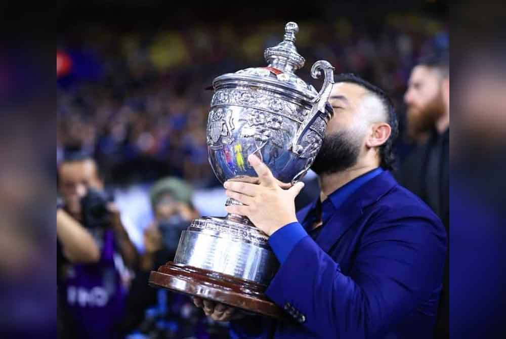 Tunku Ismail mengucup Piala Malaysia selepas menewaskan Terengganu FC pada aksi final di Bukit Jalil 8 Disember lalu. - Foto FB Johor Southern Tigers