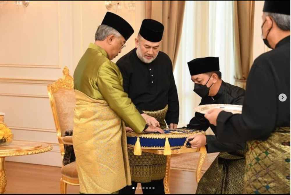 Al-Sultan Abdullah turut berkenan mewasalkan Darjah Kerabat Sri Indera Mahkota Pahang Yang Amat Dihormati D K (Pahang) kepada Sultan Muhammad. - Foto: Instagram Istana Negara