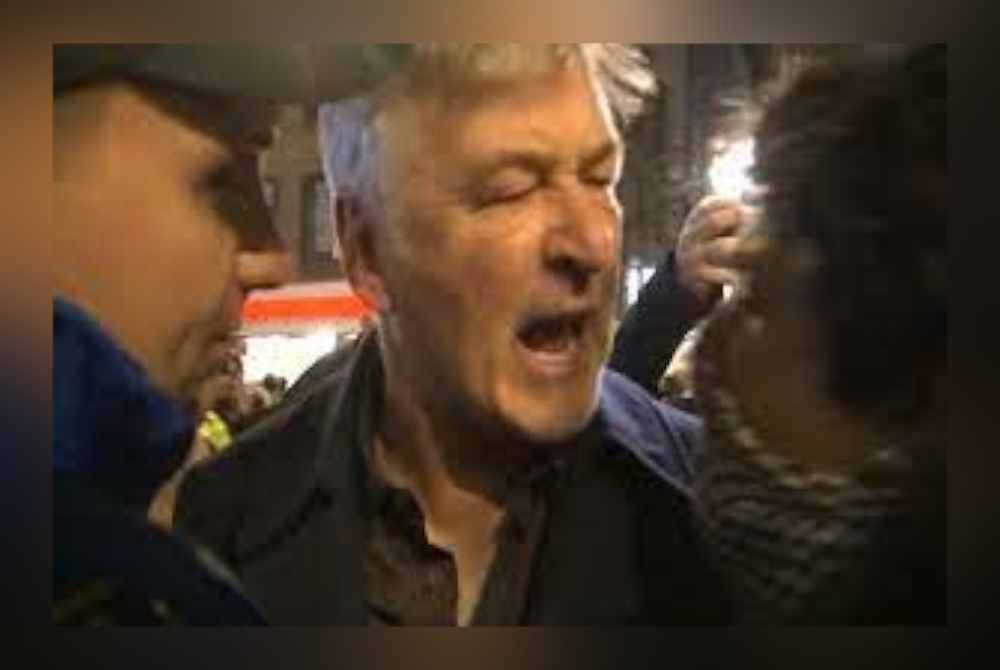 Pelakon Alec Baldwin dirakamkan berperang mulut dengan penunjuk perasaan pro Palestin di New York. - Foto Agensi