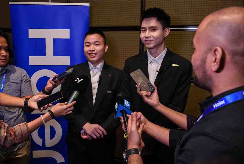 Aaron (kiri) dan Wooi Yik (kanan) semasa sidang media selepas Majlis Menandatangani Duta Jenama dengan Haier Malaysia pada Rabu. - Foto Bernama
-- fotoBERNAMA (2023) HAK CIPTA TERPELIHARA