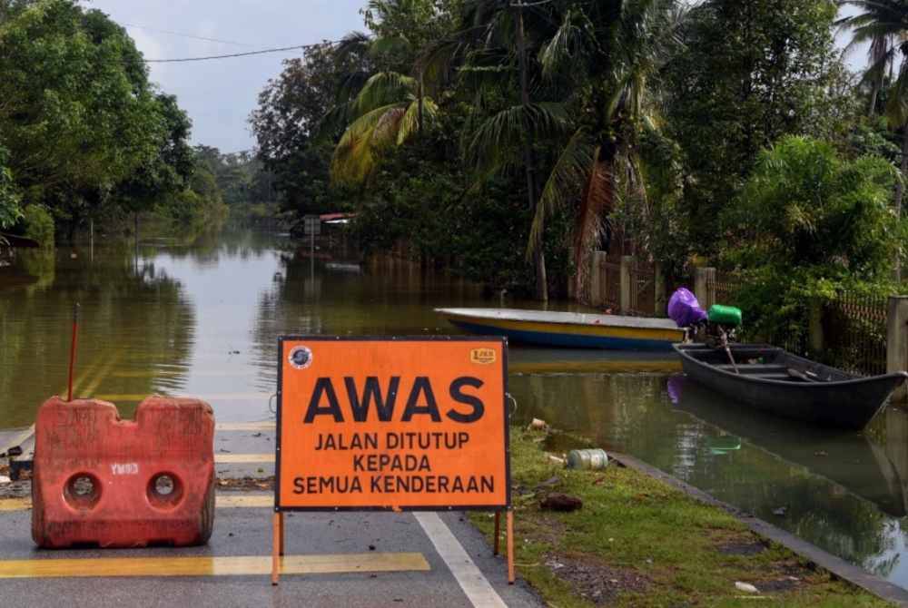 Walaupun cuaca cerah, penduduk di Kampung Gual Tok Deh, Pasir Mas, Kelantan terpaksa berdepan masalah banjir termenung di penempatan mereka. - Foto Bernama