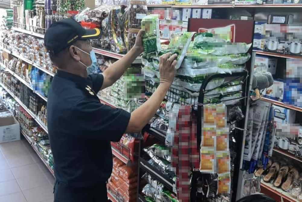 Pegawai memeriksa Gutkha dipercayai tiruan di premis sekitar Jalan Aston, Bukit Mertajam.