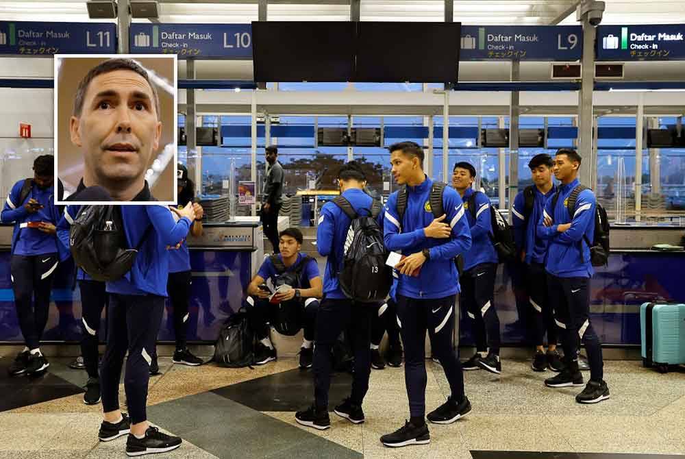 Pasukan bola sepak B-23 kebangsaan bersiap sedia untuk berlepas dari Lapangan Terbang Antarabangsa Kuala Lumpur (KLIA) ke Shanghai, China hari ini untuk aksi persahabatan antarabangsa. - Foto: Bernama (Gambar kecil: Juan Torres Garrido)