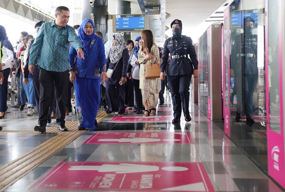 Anthony Loke (kiri) bersama Noraini Ahmad ketika meninjau ruang menunggu tren pada Majlis Pelancaran Projek Perintis Koc Wanita MRT laluan Kajang hari ini. - FOTO: SINAR HARIAN/ROSLI TALIB