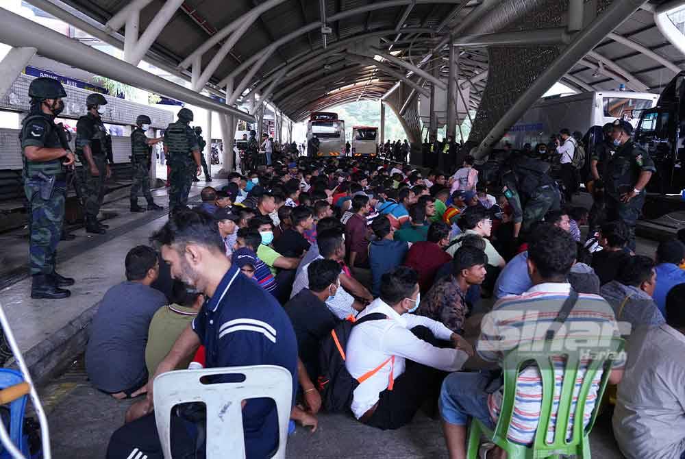 Antara warga asing yang ditahan dalam operasi di Jalan Silang, di sini, pada Khamis. - Foto Sinar Harian/Mohd Halim Abdul Wahid