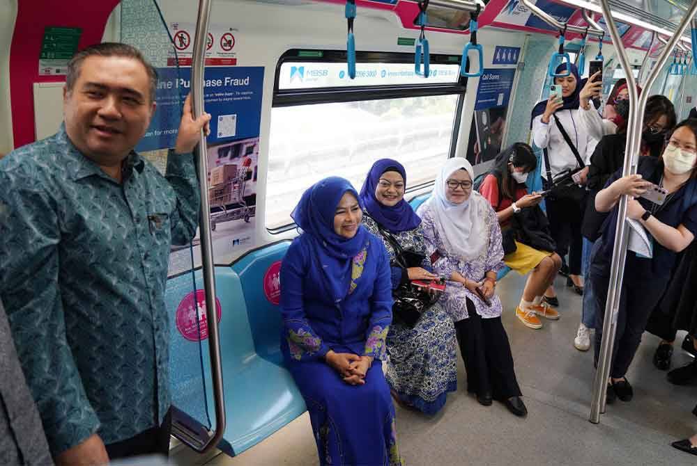 Anthony Loke (kiri) dan Noraini Ahmad meninjau keadaan koc wanita dalam perjalanan ke Stesen MRT Kajang pada Khamis. - FOTO: SINAR HARIAN/ROSLI TALIB