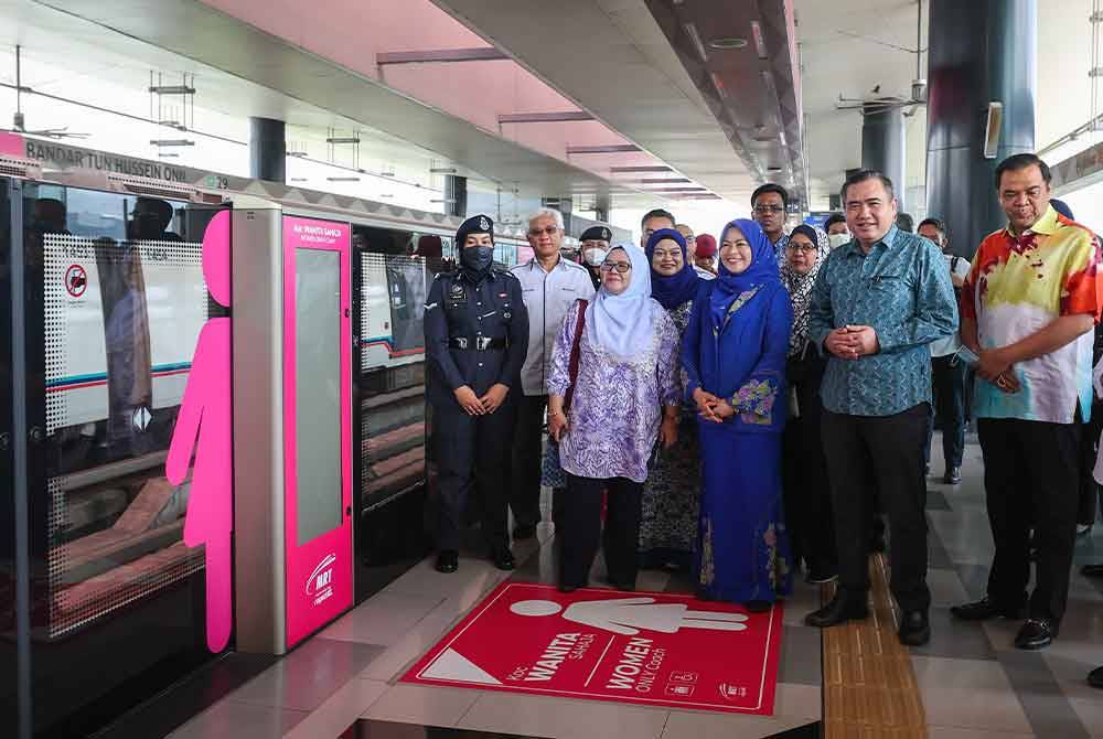 Anthony Loke (dua dari kanan) bersama Noraini meninjau tren pada Majlis Pelancaran Projek Perintis Koc Wanita MRT laluan Kajang hari ini. - Foto Bernama