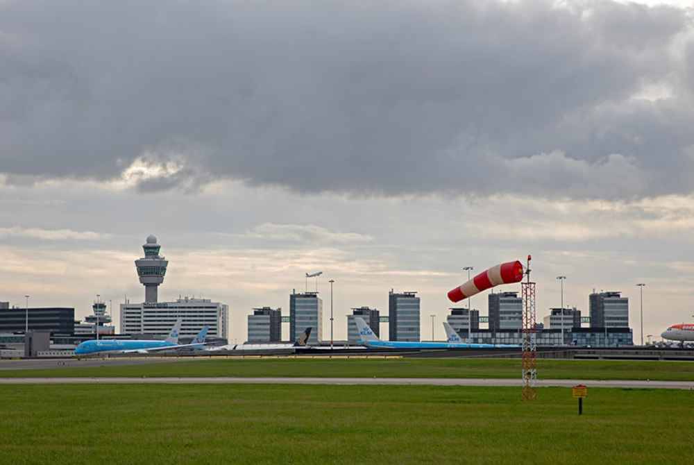 Kira-kira 200 penerbangan di Lapangan Terbang Schiphol Amsterdam dibatalkan pada Khamis berikutan angin kencang yang dicetuskan oleh ribut Pia.