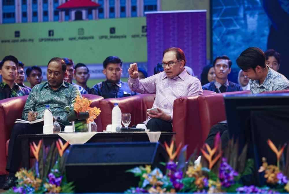 Anwar berucap pada Sesi Temu Anwar di Kampus Sultan Azlan Shah, Universiti Pendidikan Sultan Idris (UPSI), Tanjung Malim, pada Khamis. - Foto Bernama