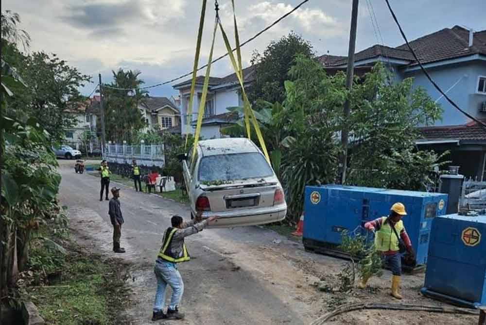 Perkembangan kerja-kerja pengukuhan tebing selepas kejadian tanah runtuh di Taman Wawasan, Puchong. - Foto Facebook Ng Sze Han