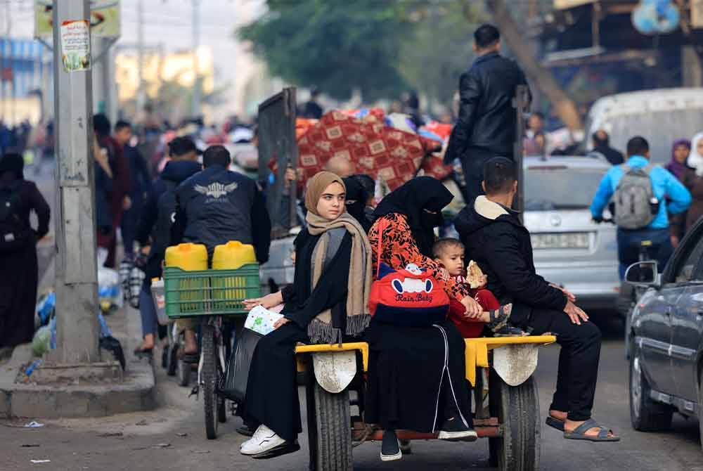 Penduduk Gaza terpaksa berpindah-randah sejak awal bulan lalu, namun tiada lokasi yang selamat daripada kempen pengeboman rejim Zionis. - Foto: AFP