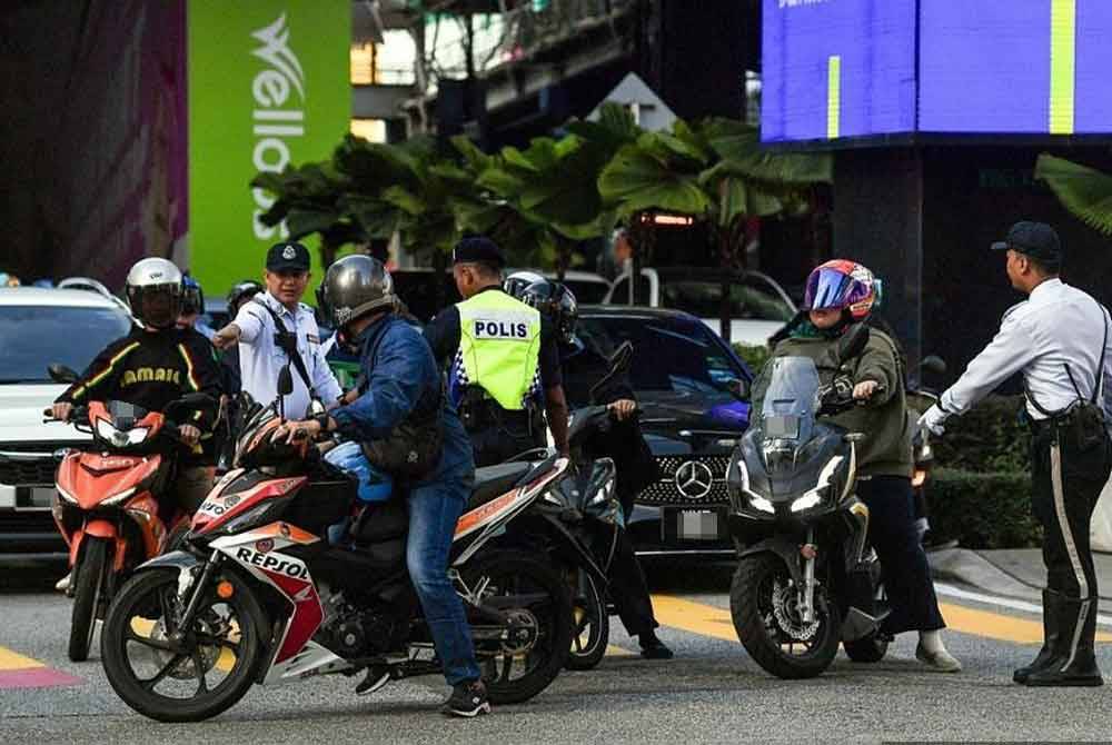 Polis akan menempatkan anggota trafik di kawasan-kawasan yang telah dikenal pasti kerap berlaku kemalangan dan kesesakan di seluruh negara sempena sambutan Krismas dan Tahun Baharu minggu depan. - Gambar hiasan Bernama