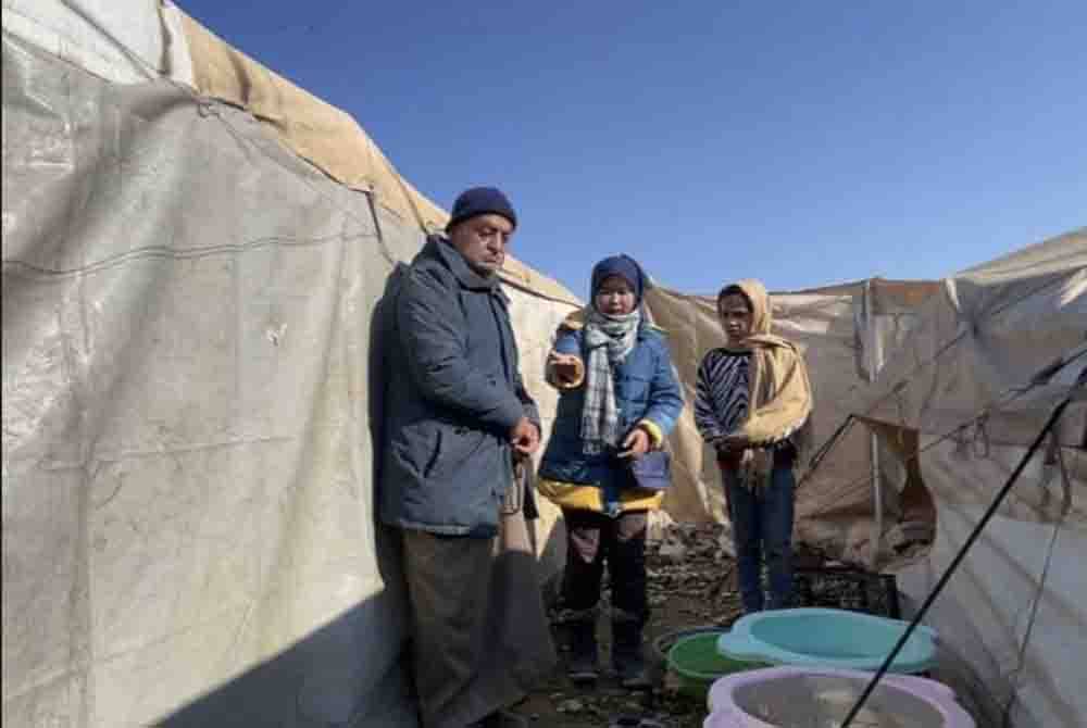 Penghuni Kem Pelarian Sharkiah di Albab, Syria mengambil bahan bakar untuk digunakan memanaskan badan semasa musim sejuk ketika ini.