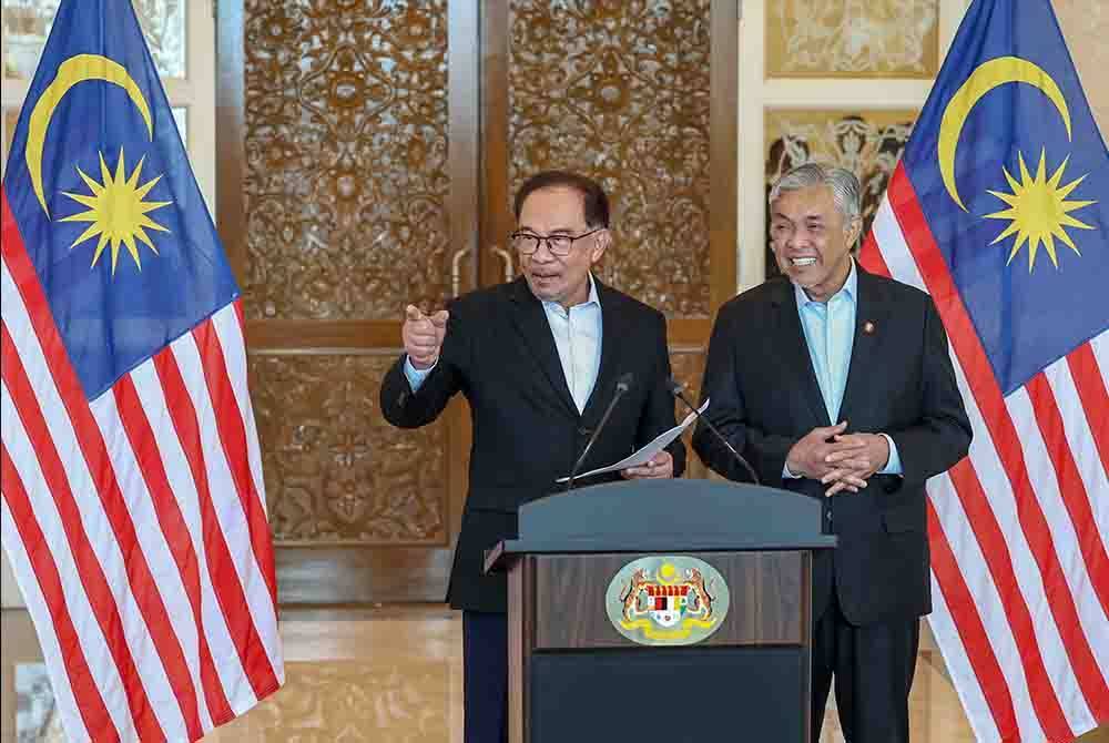 Anwar (kiri) dan Datuk Seri Dr Ahmad Zahid Hamidi pada sidang media pengumuman jemaah menteri baharu di Bangunan Perdana Putra. - Foto Bernama