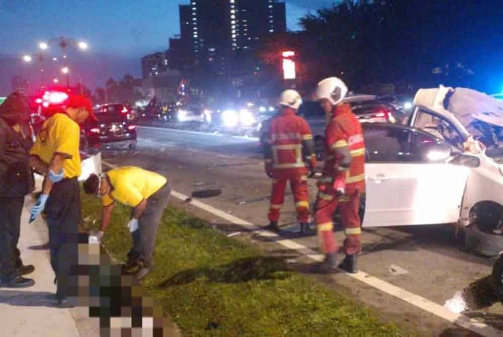 Keadaan di lokasi kemalangan membabitkan tiga kereta di Bandar Baru Klang pada pagi Jumaat. - Foto bomba