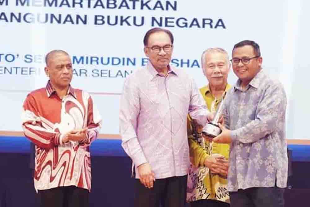 Amirudin (kanan) menerima Anugerah Perdana: Tokoh Kepimpinan Muda Cemerlang Dalam Memartabatkan Pembangunan Buku Negara disampaikan Perdana Menteri, Datuk Seri Anwar Ibrahim. Foto FB Amirudin