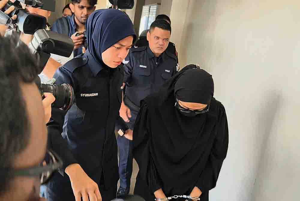 Nur Sari Fardiana (kanan) dibawa ke Mahkamah Sesyen Petaling Jaya pada Jumaat, bagi menghadapi satu pertuduhan melakukan pengabaian terhadap anak perempuannya yang berusia dua tahun tiga bulan, November lalu.