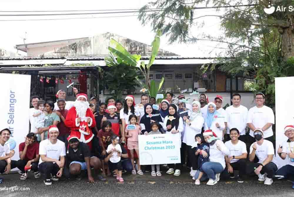 Sukarelawan Hydro Heroes yang terdiri daripada 17 warga kerja Air Selangor bergambar kenangan bersama penghuni rumah kebajikan yang mereka kunjungi.