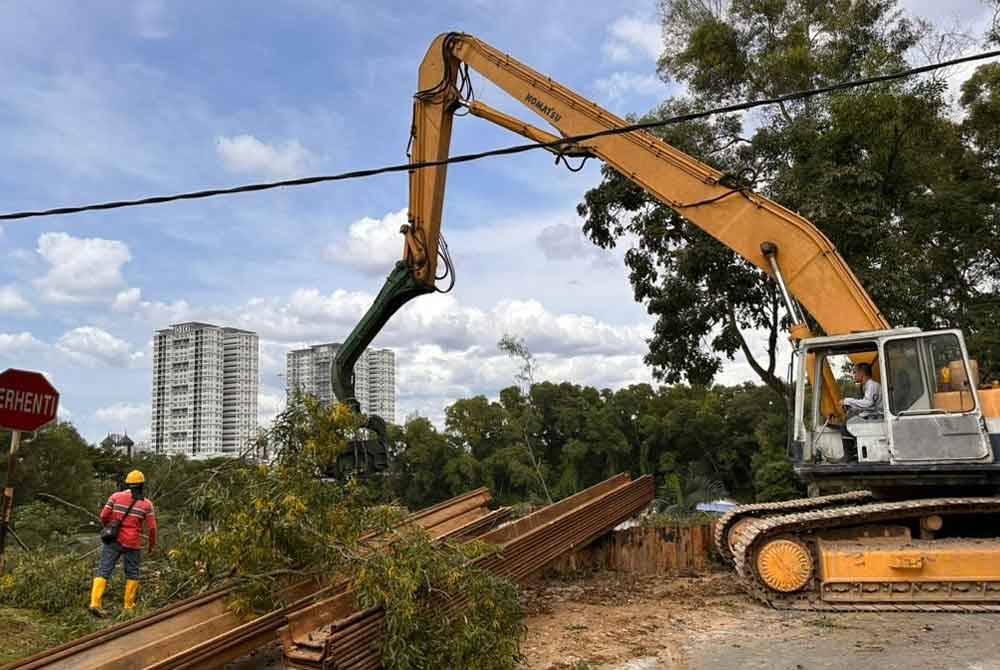 Kerja pemasangan cerucuk di Taman Wawasan, Puchong susulan insiden tanah runtuh mencapai tahap 40.26 peratus dan diteruskan mengikut jadual yang ditetapkan. - Foto FB MBSJ