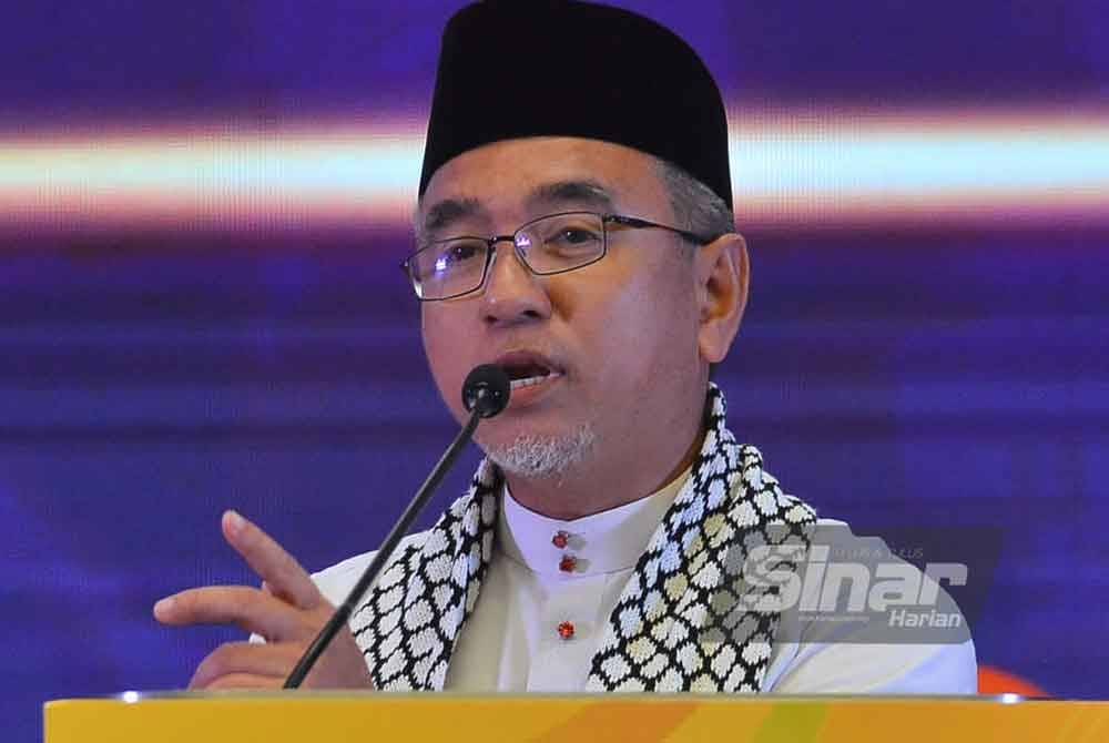 Naib Presiden Amanah, Adly Zahari berucap sewaktu Konvensyen Amanah Wanita Nasional 2023 pada Jumaat. - FOTO SINAR HARIAN/ ASRIL ASWANDI SHUKOR.