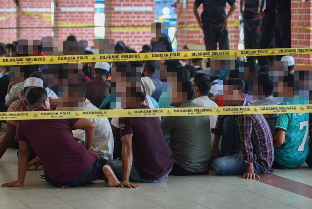 Antara warga asing yang berjaya ditahan pada Khamis di Kuala Lumpur. - Foto Bernama