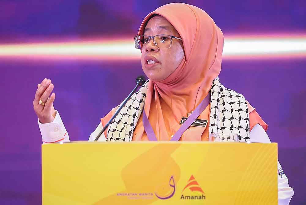 Aiman Athirah menyampaikan ucapan pada Konvensyen Awan Nasional 2023 pada Jumaat. - Foto Bernama