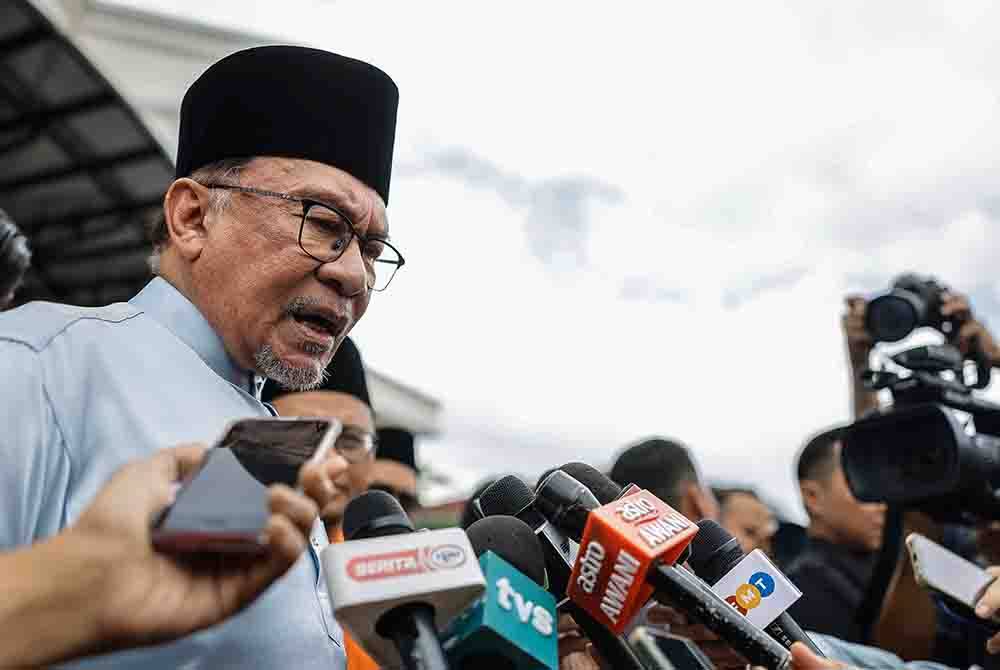 Anwar ketika ditemui media selepas menunaikan solat Jumaat di Masjid Kota Damansara, Kuala Lumpur hari ini. - Foto Bernama