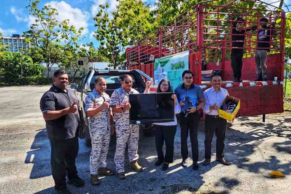 Sharifah Zakiah ( tiga dari kanan) menerima buangan elektrik dan elektronik dari Pulau Langkawi.