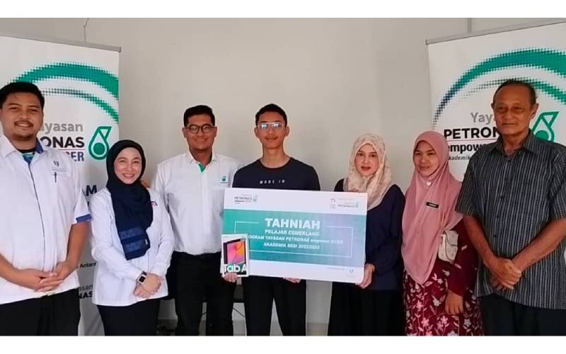 Muhammad Adam Harith (tengah) memperoleh keputusan 9A dalam SPM 2022 dan merupakan salah pelajar yang mengikuti program YPeA di bawah Yayasan PETRONAS, ECERDC dan UMPSA.