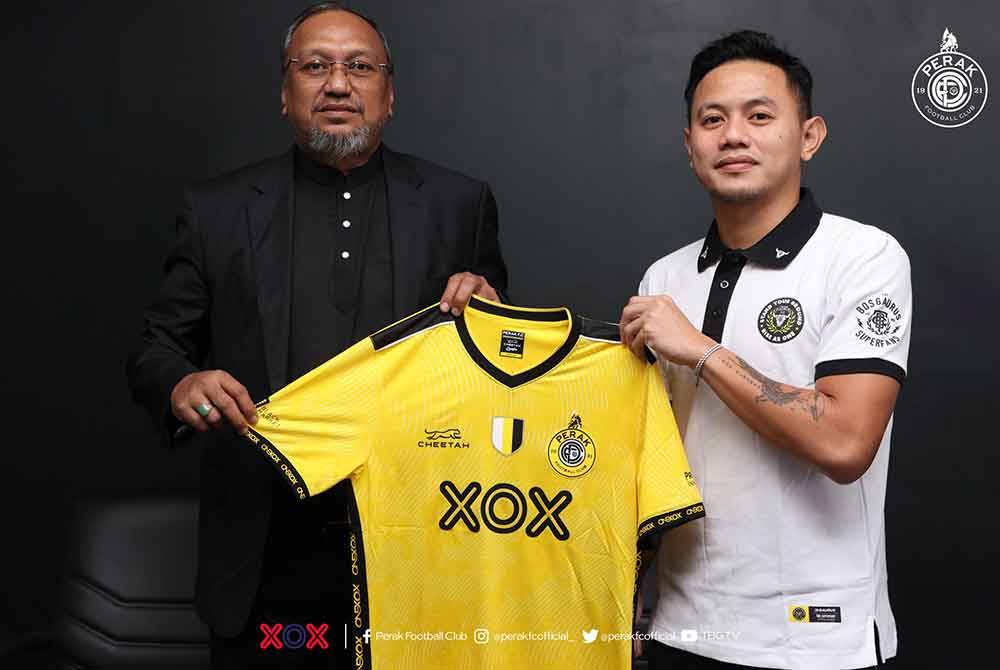 Ketua Pegawai Eksekutif (CEO) Perak FC, Bobie Farid Shamsudin (kiri) bersama Tommy Mawat. - Foto Facebook Perak Football Club