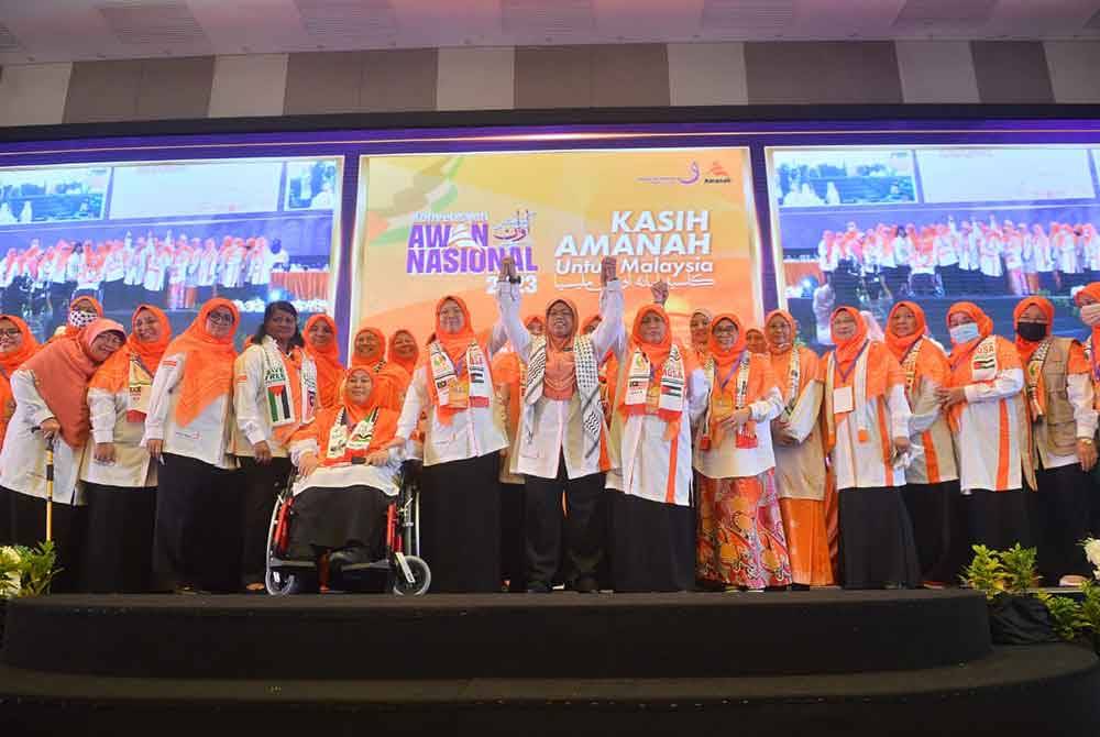 Aiman Athirah (lapan dari kiri) berjaya mempertahankan jawatan sebagai Ketua Angkatan Wanita Amanah Nasional (AWAN) apabila dilantik kembali menerajui sayap Parti Amanah Negara (Amanah) itu bagi sesi 2023 hingga 2026.