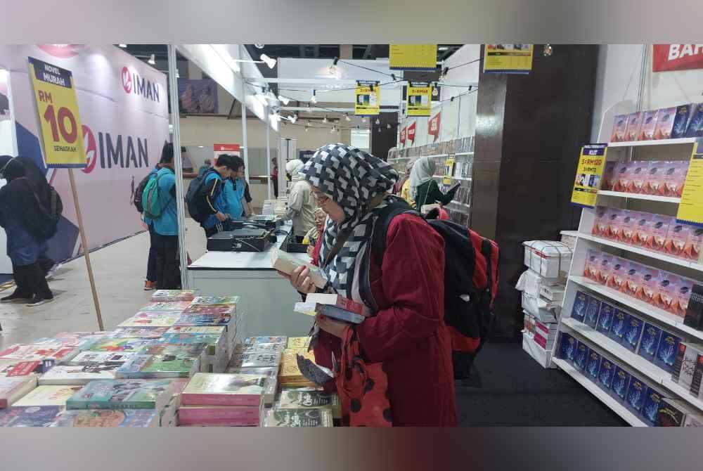 Seorang pengunjung, Najwa Hanim memilih novel pilihannya di reruai Karangkraf sempena Pesta Buku Antarabangsa Kuala Lumpur (PBAKL) kali ke-40 di Pusat Dagangan Dunia Kuala Lumpur (WTCKL) pada Jumaat.