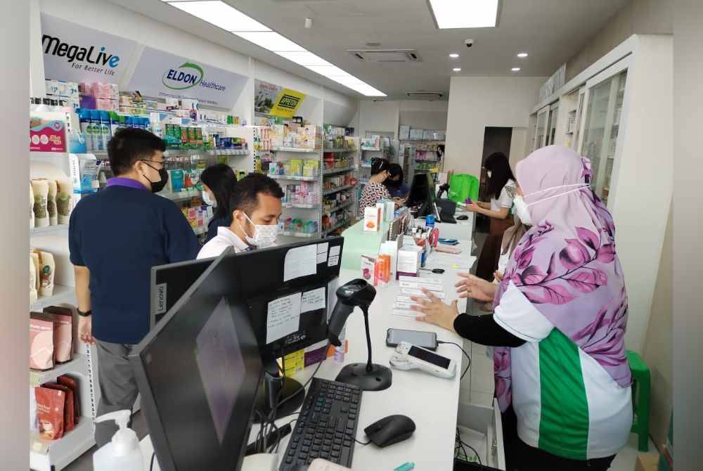 
Orang ramai mengunjungi farmasi bagi mendapatkan peralatan seperti kit ujian kendiri, pelitup muka dan hand sanitizer.